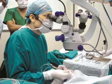 Dr. Suresh K. Pandey performing Live Surgery at the Delhi Ophthalmological Society, New Delhi.