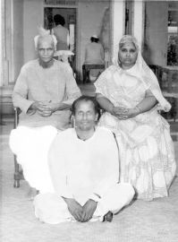Respected father late Shri Kameshwar Prasad Pandey taking blessings of respected Gurudev Acharya Shri Ram Sharma and reverend mother Smt. Bhagwati Devi Sharma during the Gayatri Sadhna Camp at Gayatri Tapobhoomi Mathura in the year 1968.